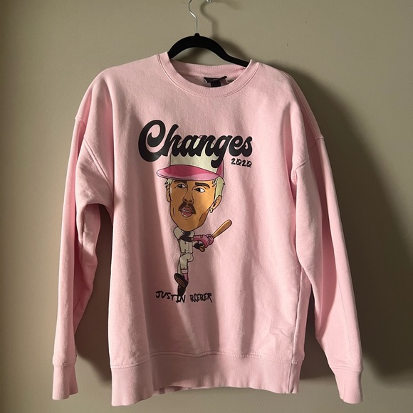 Justin Bieber changes crewneck - Picture 1 of 3